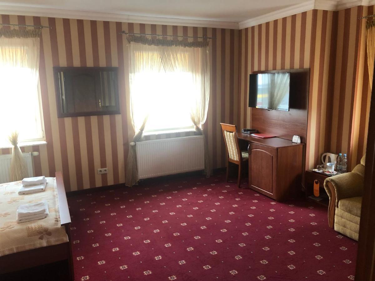 Hotel Arkadia Konskie Екстер'єр фото